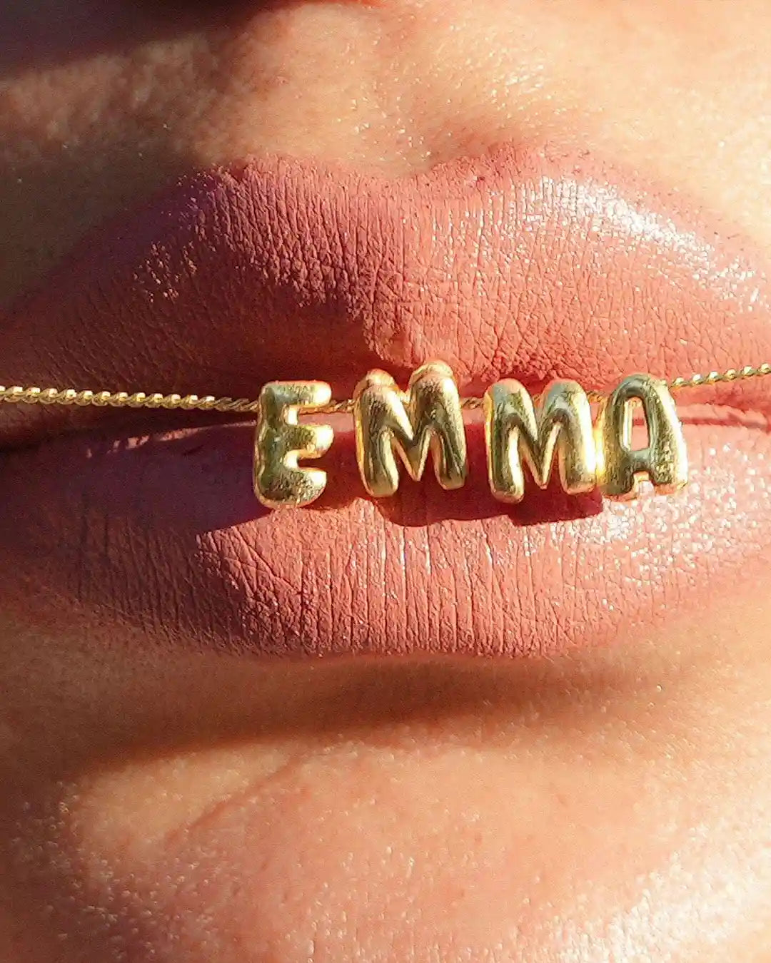 Bubble bokstavsmykke